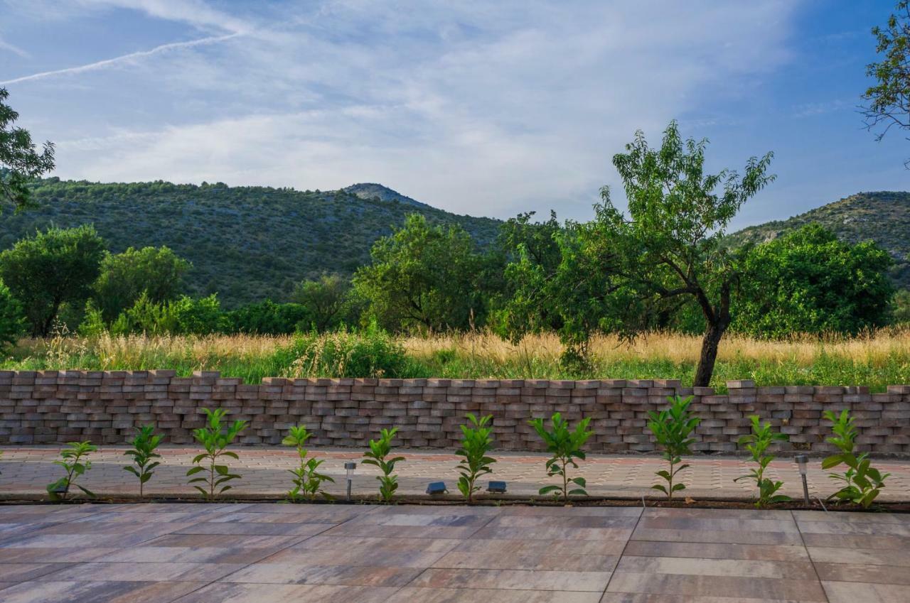 Central Dalmatian Pool&Grill House Gustirna Esterno foto